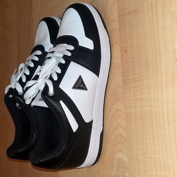 Guess sneakers - Picture 3 of 4